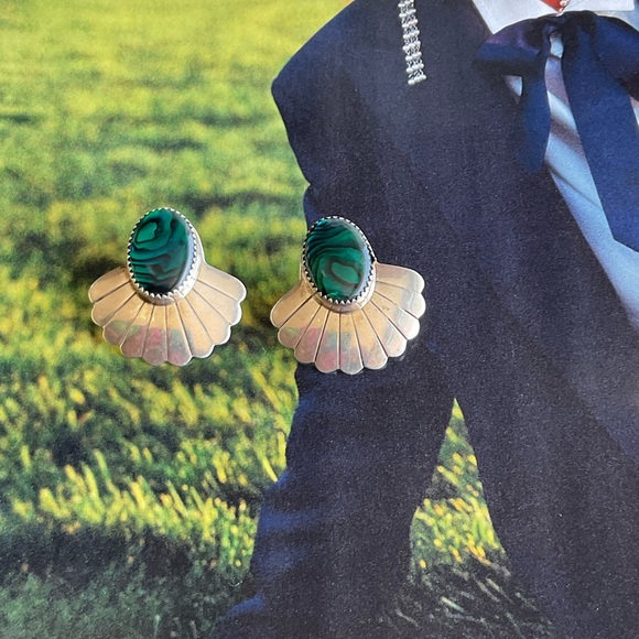 Elegant Silver Fan Earrings with Green Stone - Picture 2 of 6